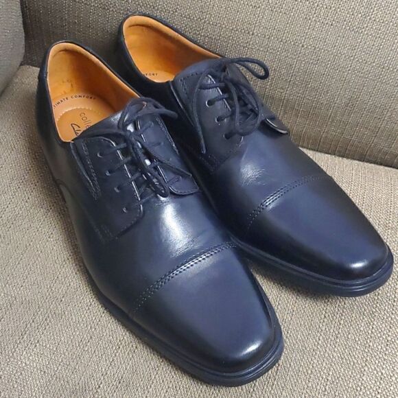 CLARKS Capped Oxfords - Size 9 1/2 - Picture 1 of 9